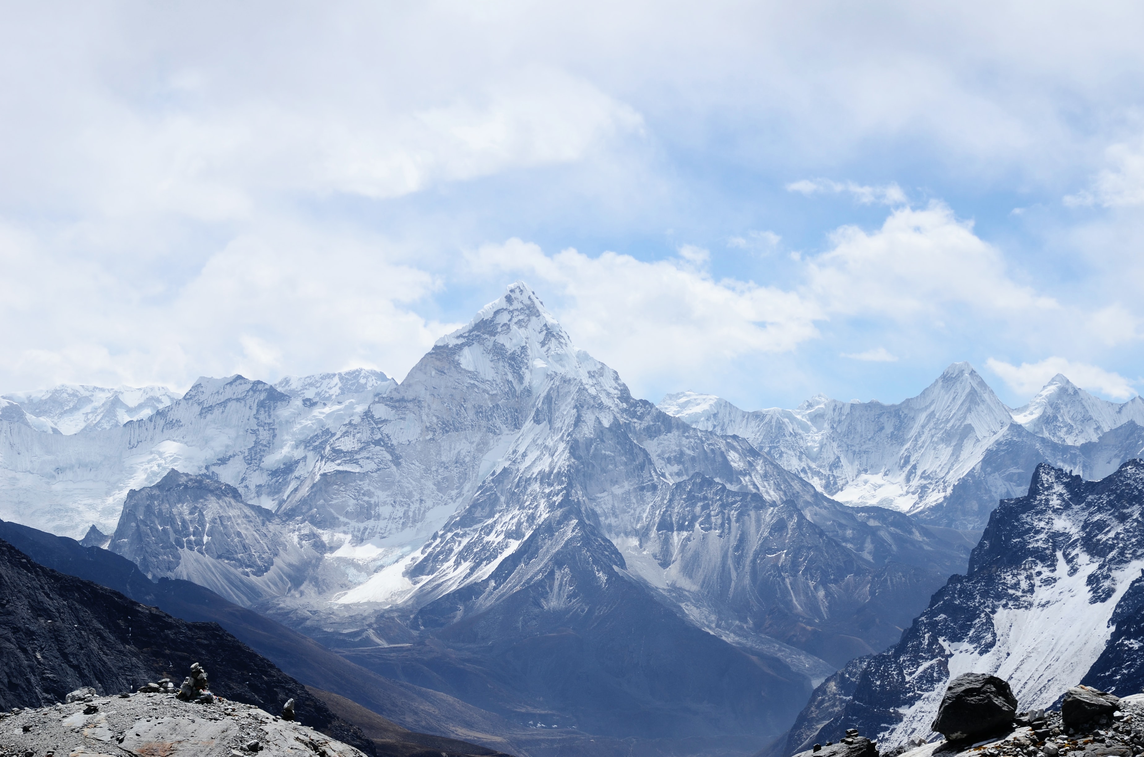 Гималаи в какой части. Канченджанга гора. Альпы и Гималаи. Горные вершины Альпы. Гора Белуха Алтай.